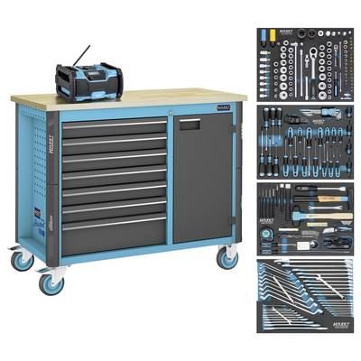 Blauschwarzer Hazet-Werkzeugschrank auf Rollen mit Holzplatte und tragbarem Werkzeugkasten, daneben vier organisierte Werkzeugsortiment-Panels mit Stecknüssen, Schraubenziehern, Schraubenschlüsseln und Handwerkzeugen.