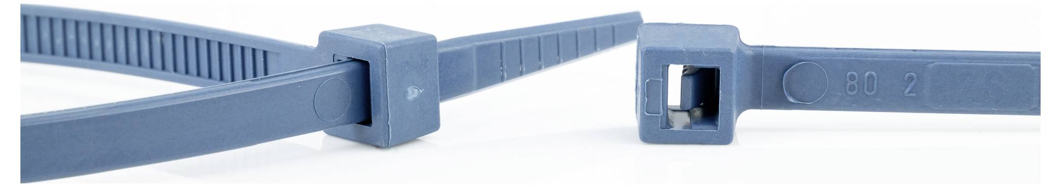 Ein blaues Kabelbinder-Set, bestehend aus einem geschlossenen und einem geöffneten Kabelbinder, auf weißem Hintergrund.