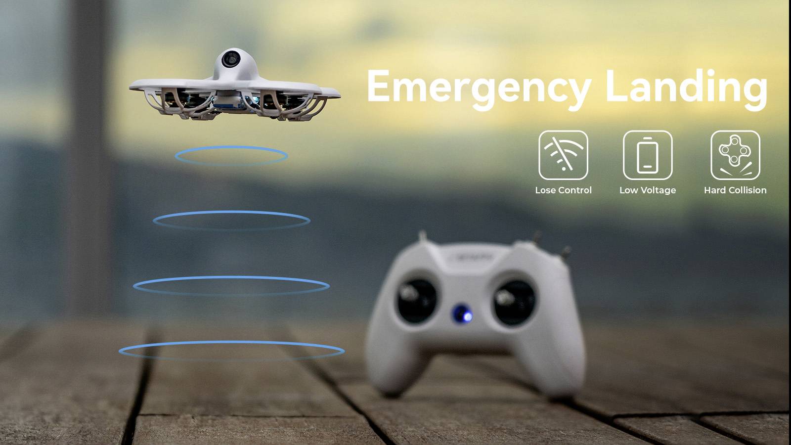 Eine Drohne fliegt nah über einem Holzboden. Rechts im Bild steht 'Emergency Landing' neben Symbolen für Kontrollverlust, niedrige Spannung und harte Kollision.