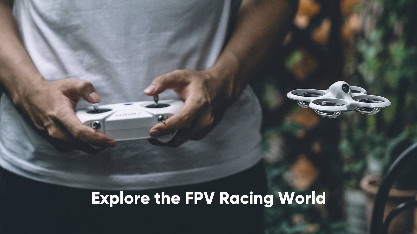 Person hält eine Fernbedienung, steuert eine Drohne. Text: 'Explore the FPV Racing World'.