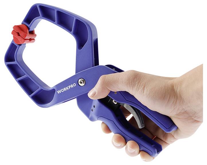 Eine Hand hält eine blaue Schnellspannzwinge von WORKPRO mit rotem Einstellknopf.