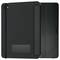 Schwarze iPad-Hülle mit elastischem Band und OtterBox-Logo. Rückseite zeigt Kameraloch. Schützt und stabilisiert das Gerät.