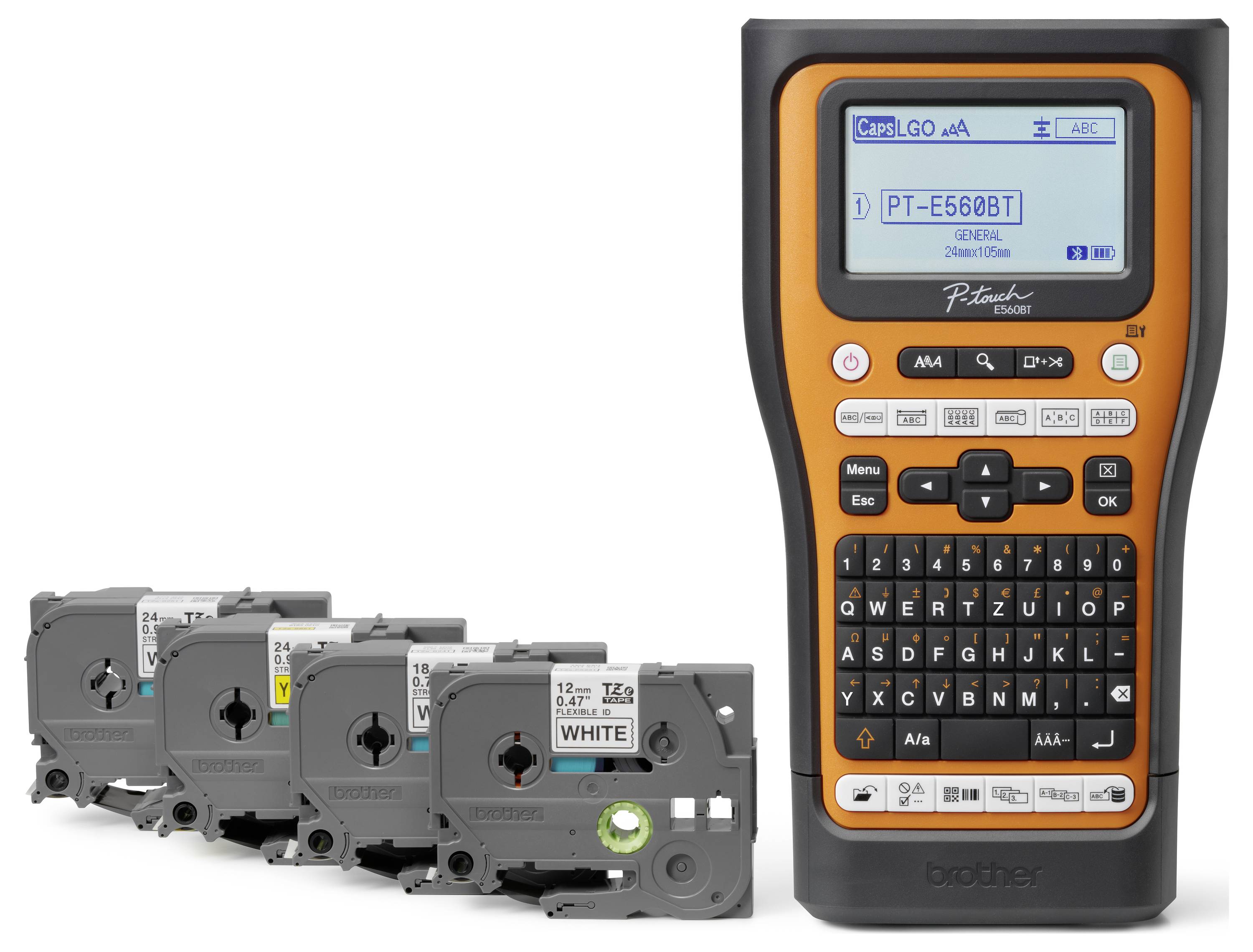'Brother P-touch E560B' Etikettendrucker mit mehreren beschrifteten Schriftbandkassetten. Gerät zeigt Display-Optionen und Tastenfeld.
