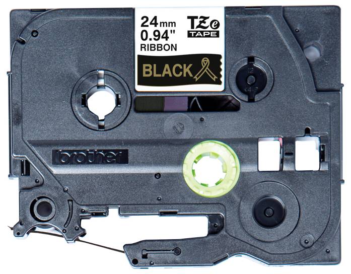 Eine schwarze TZe-Bandkassette, beschriftet mit '24mm 0.94" Ribbon Black' mit Brother-Branding, geeignet für Etikettendrucker.