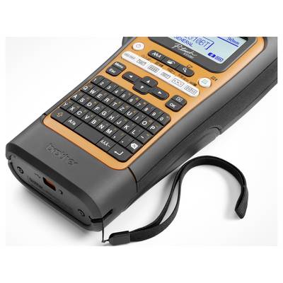 Ein tragbares Beschriftungsgerät mit orange-schwarzem Design und QWERTZ-Tastatur, zeigt 'LABEL?' auf dem Display.