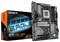 Motherboard und Verpackung von 'GIGABYTE X870 EAGLE WIFI7', ein Gaming-Mainboard mit WiFi 7-Unterstützung, links die Schachtel, rechts das Board.