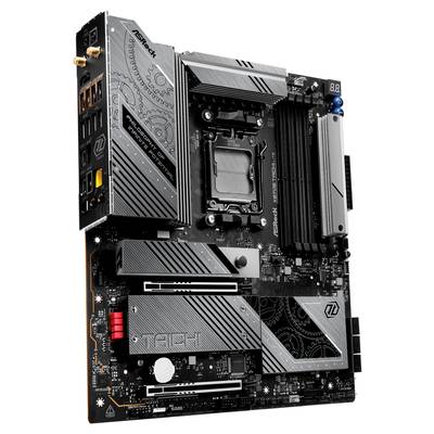 Schwarzes Motherboard mit silbernen Elementen und technischen Details; verschiedene Anschlüsse und Slots für Computerkomponenten sichtbar.