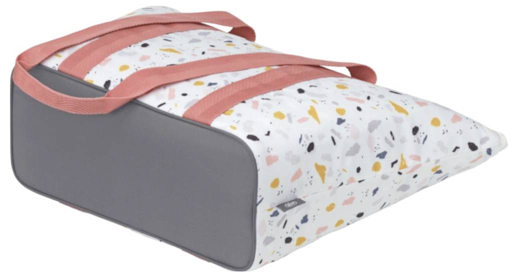 Eine rechteckige Tasche mit grauem Boden und buntem Muster auf der Oberseite und pinken Tragegriffen.