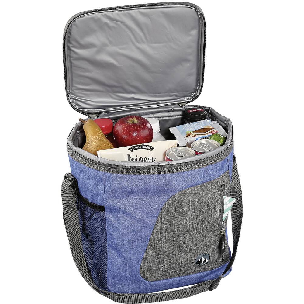 Geöffnete blaue Kühltasche mit Getränkedosen, einem Apfel, Brot und Snacks, bereit für einen Ausflug oder ein Picknick.