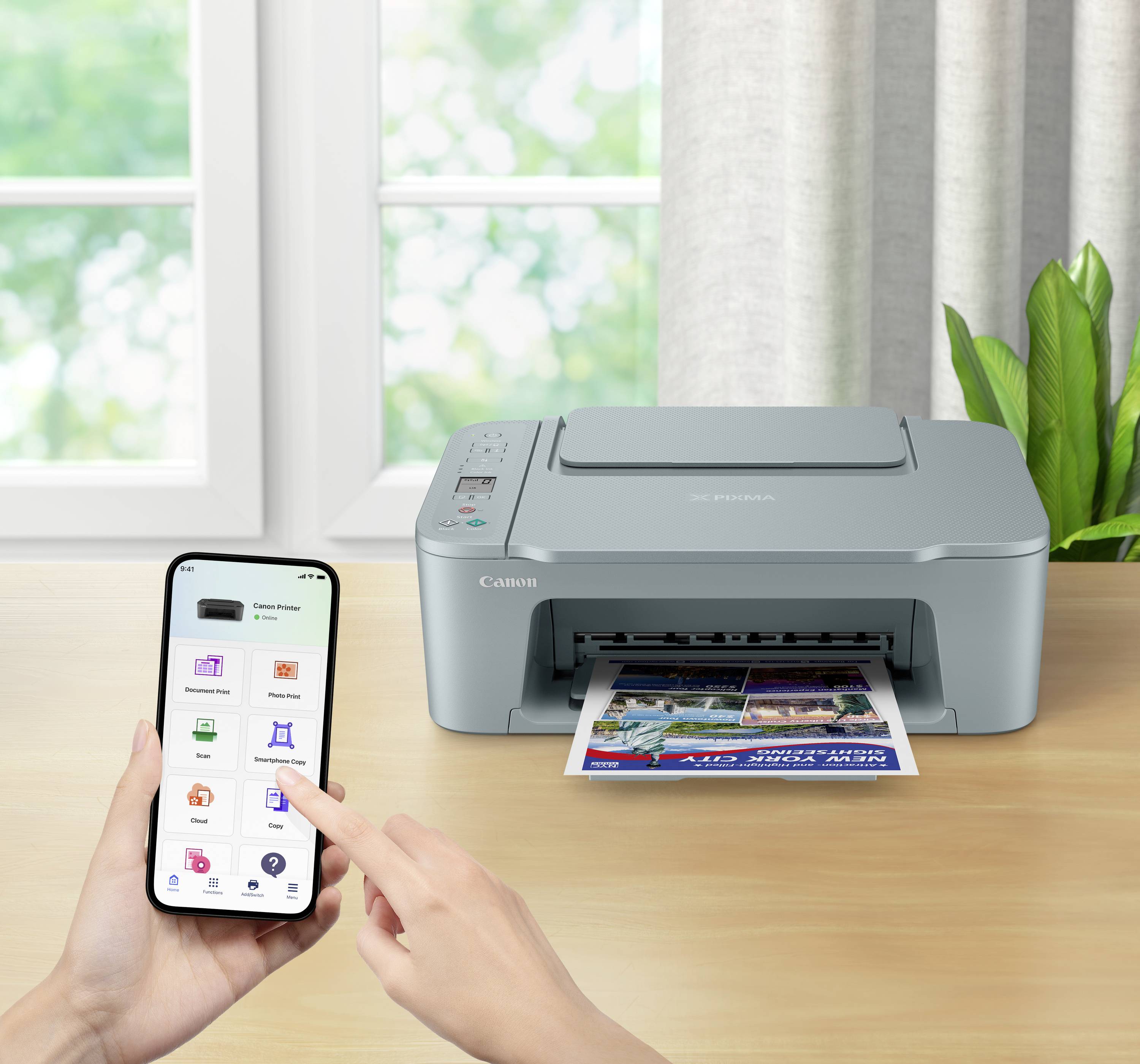 Eine Person bedient über ein Smartphone eine kabellose Druckfunktion, während ein Drucker ein farbiges Dokument ausgibt. Im Hintergrund ein Fenster.