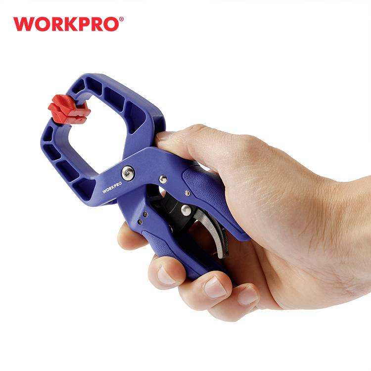 Eine Hand hält eine blaue Klemmzange der Marke 'WORKPRO' mit einem roten Greifmechanismus. Hintergrund ist weiß.