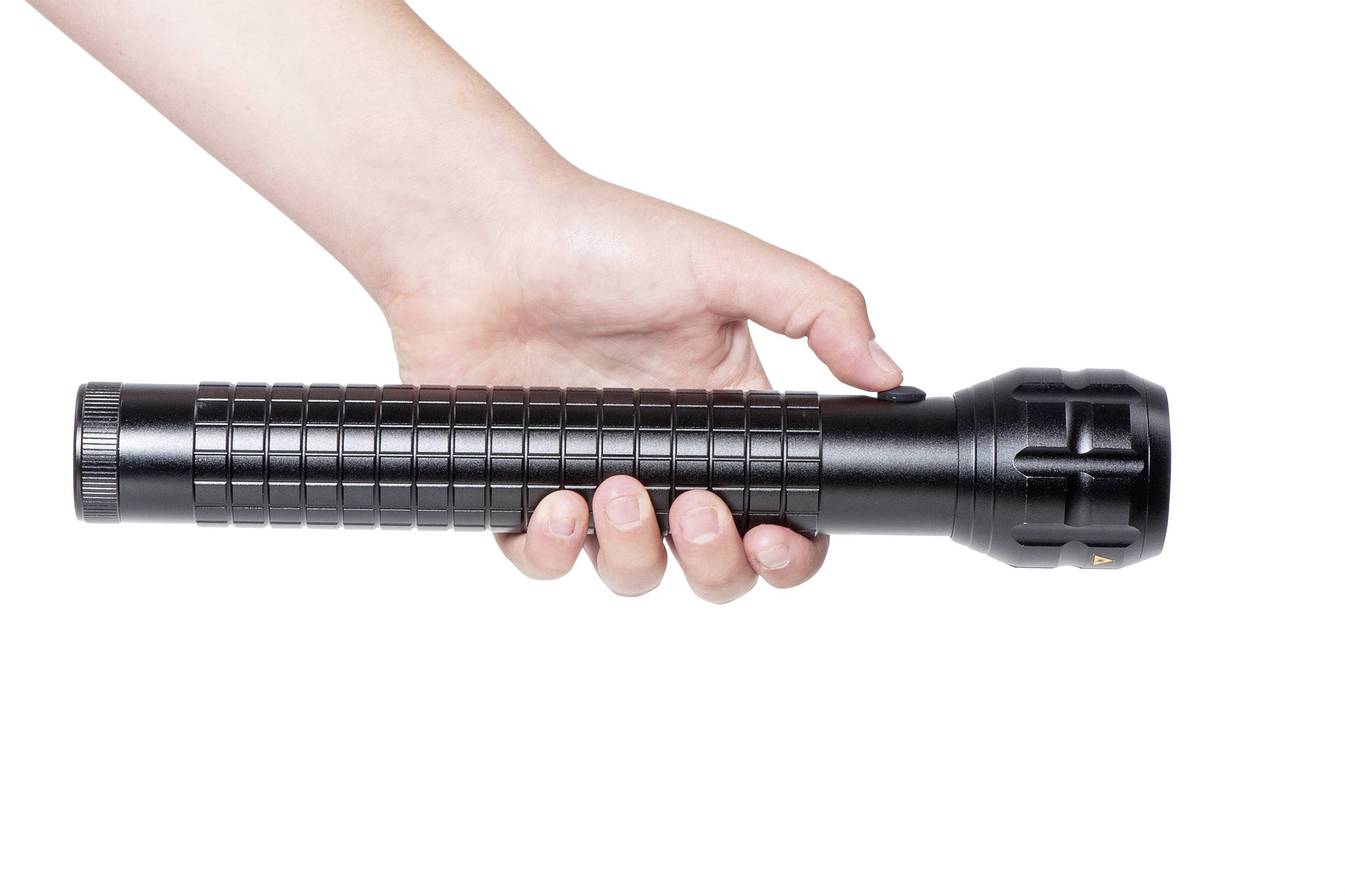 Eine Hand hält eine schwarze Taschenlampe.