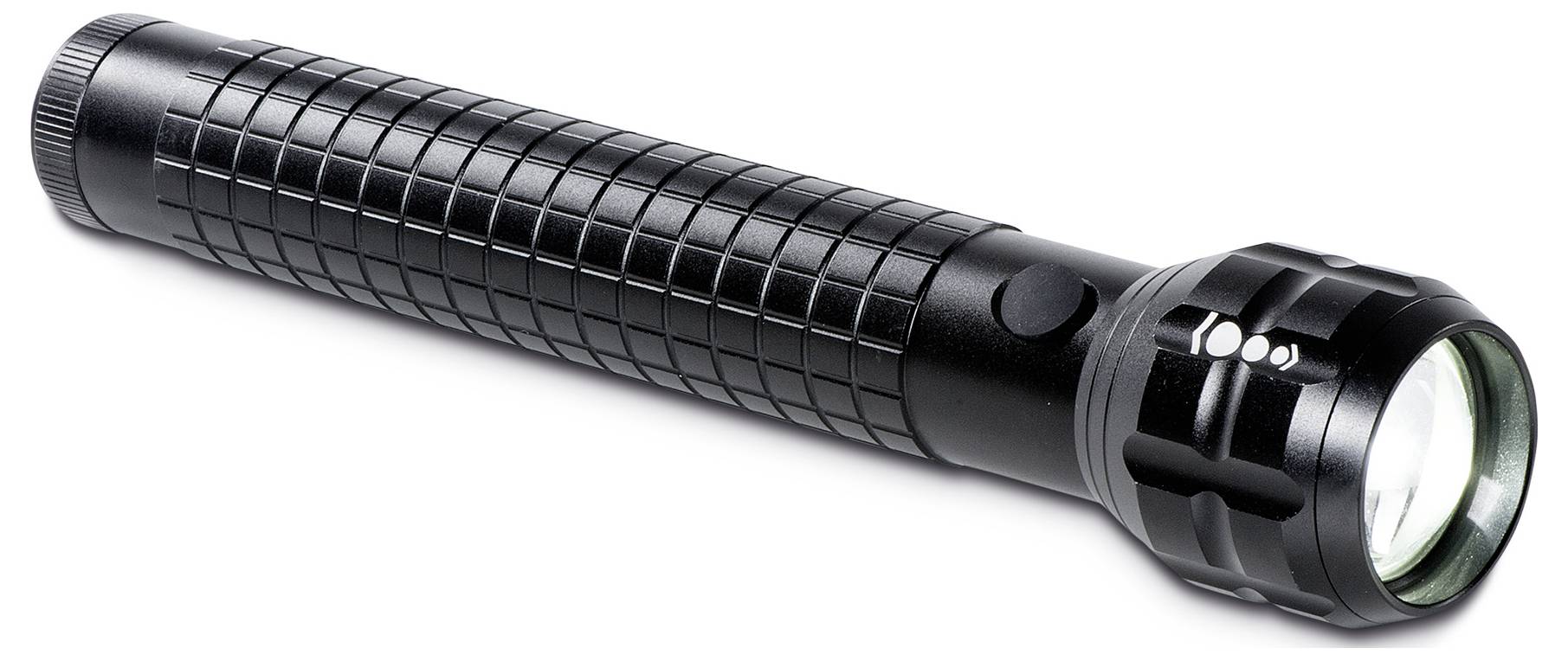 Eine schwarze Taschenlampe liegt schräg auf einer weißen Fläche. Sie hat ein geriffeltes Design auf dem Griff und einen silbernen Reflektor.