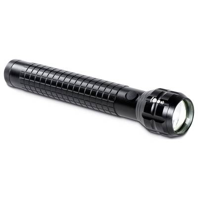 Eine schwarze Taschenlampe liegt schräg auf einer weißen Fläche. Sie hat ein geriffeltes Design auf dem Griff und einen silbernen Reflektor.