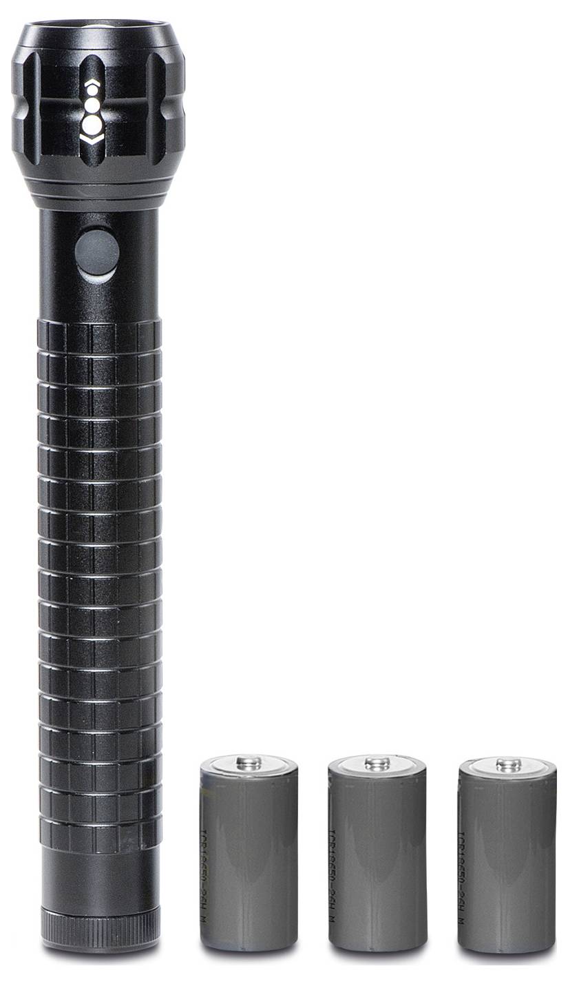 Schwarze Taschenlampe mit geriffeltem Griff neben drei grauen Batterien auf weißem Hintergrund.