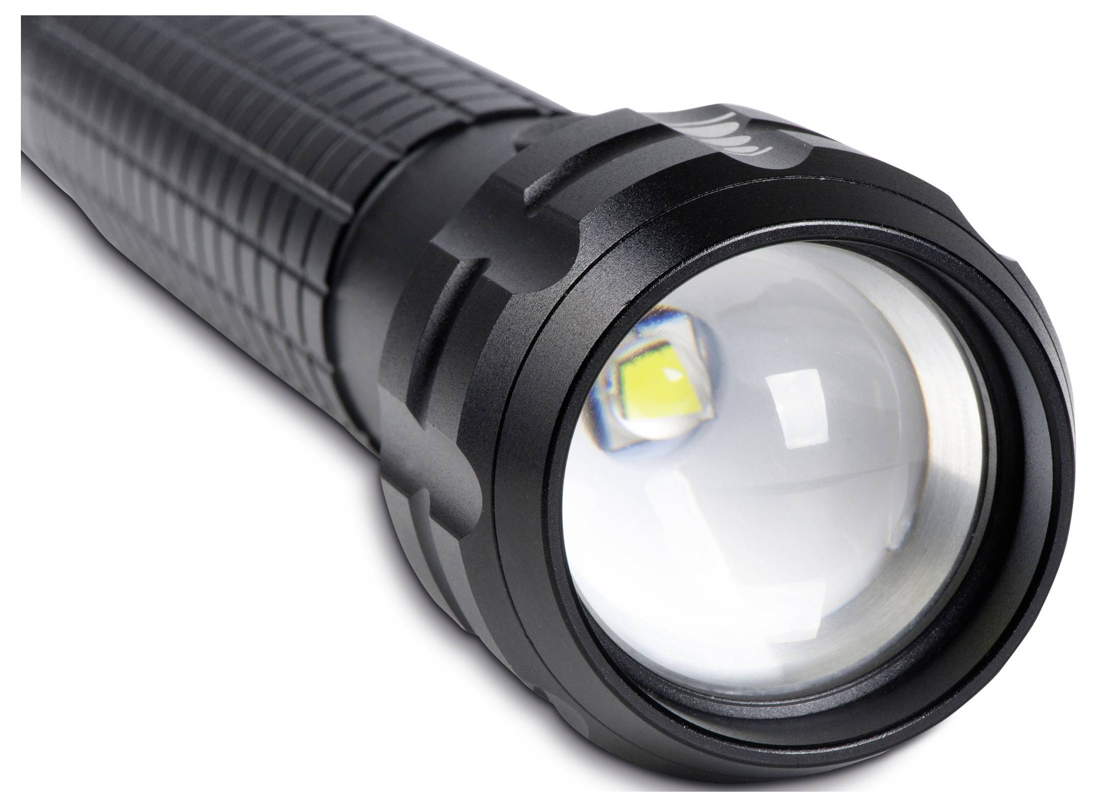 Eine schwarze Taschenlampe mit fokussierbarer Linse, die eine starke LED-Glühbirne zeigt.