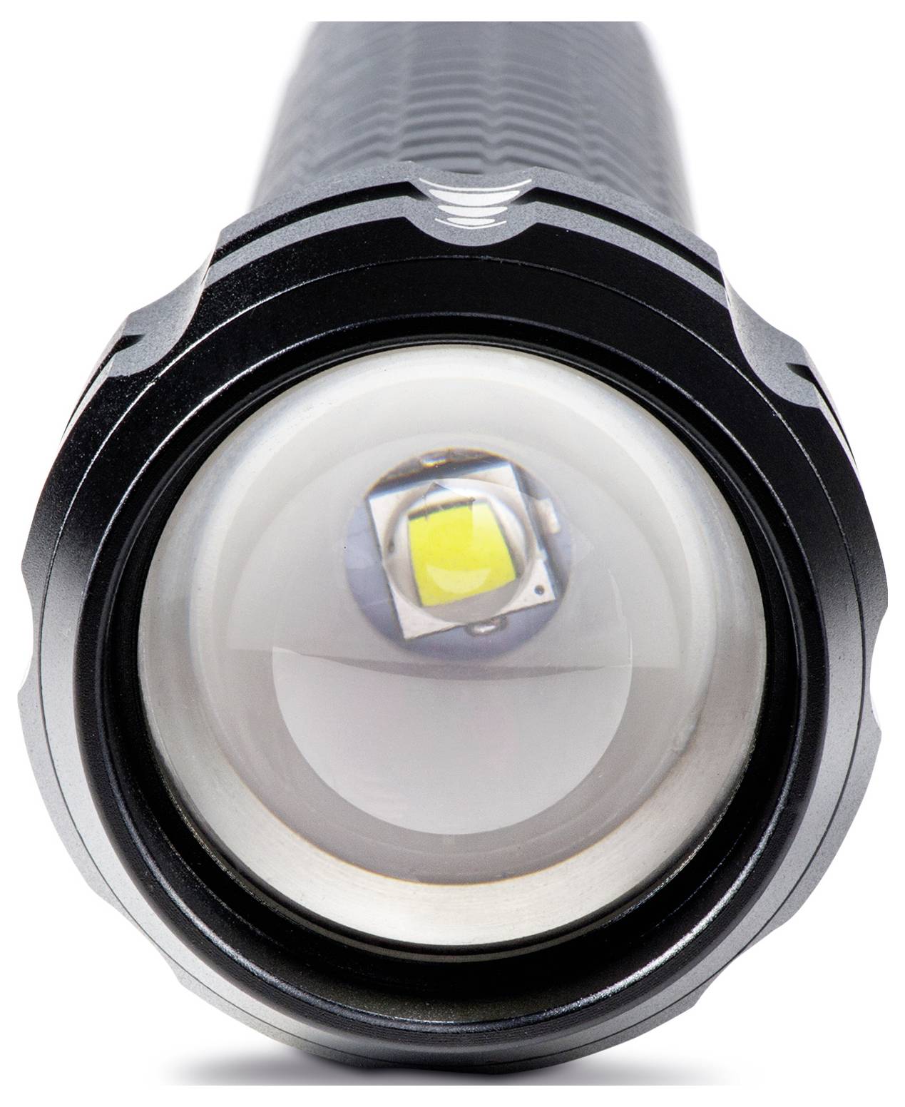 Eine Nahaufnahme der Vorderseite einer LED-Taschenlampe mit sichtbarem Leuchtmittel in der Mitte.