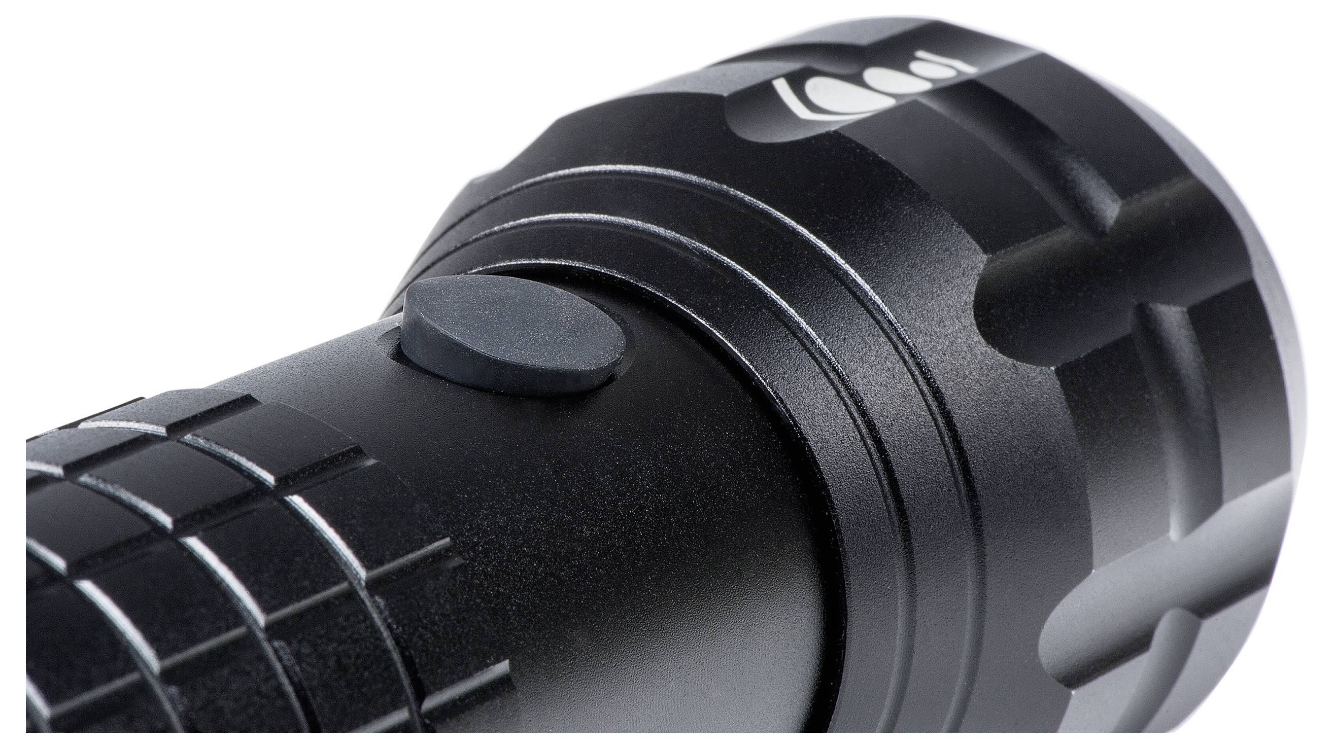 Nahaufnahme eines schwarzen Taschenlampenkopfes mit einem seitlichen Schalter und strukturiertem Griff.