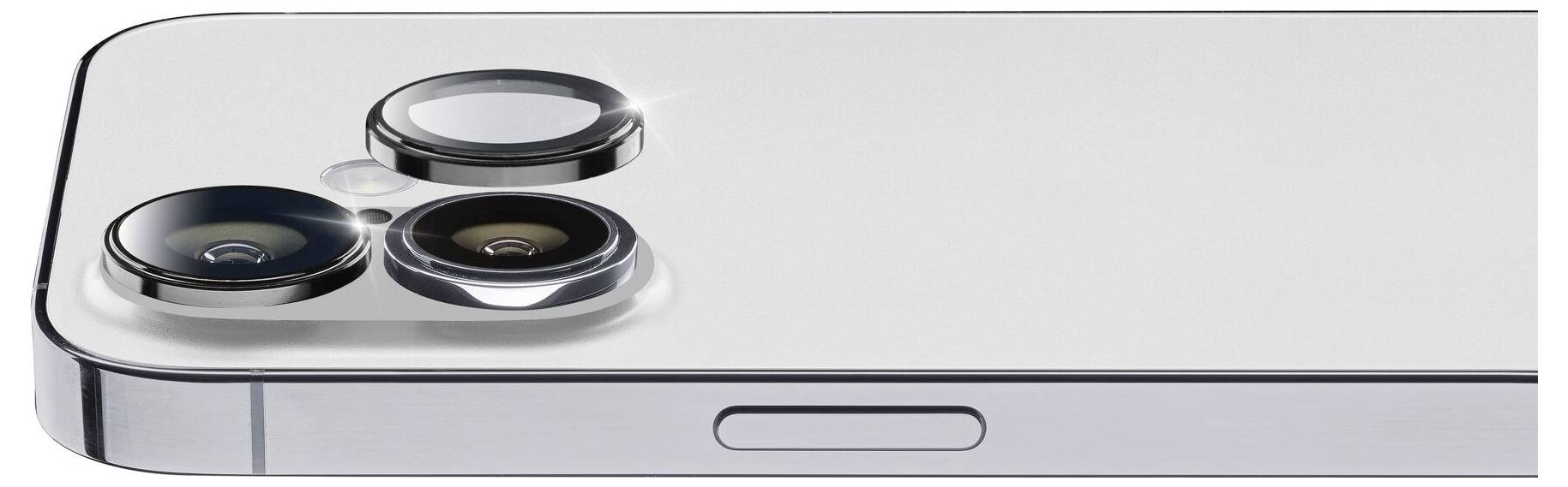 Ein silbernes Smartphone mit drei Kameralinsen und einem seitlichen Knopf. Die Rückseite ist glatt und glänzend.