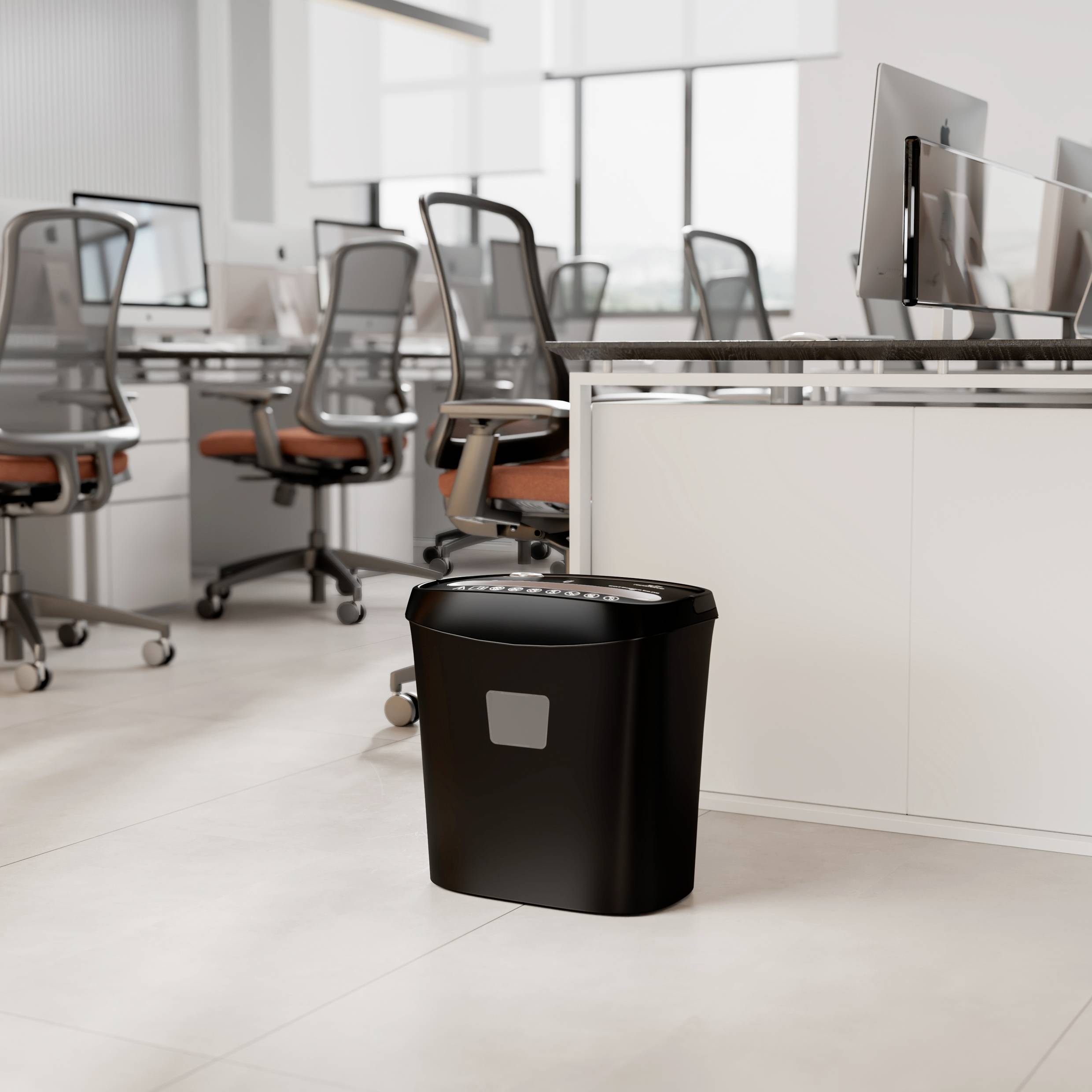 Ein offenes Großraumbüro mit Schreibtischen, Bürostühlen und Computern. Im Vordergrund steht ein Mülleimer.