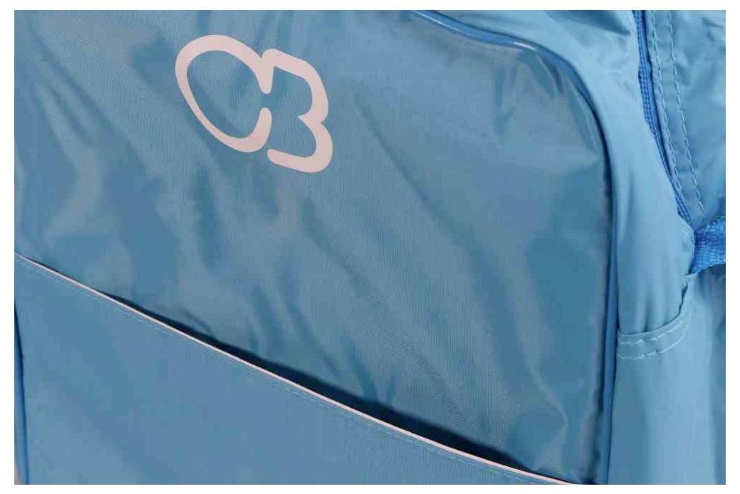 Blaue Tasche mit aufgedrucktem weißen Logo 'CB' auf der Vorderseite.