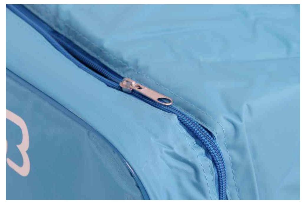 Ein blauer Reißverschluss an einer blauen Tasche ist zu sehen. Die Nahaufnahme zeigt den Schieber und die Zähne des Reißverschlusses.