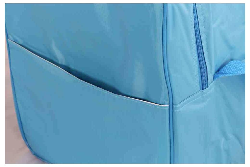 Ein hellblauer Rucksack mit einer seitlichen Tasche und Reißverschluss.