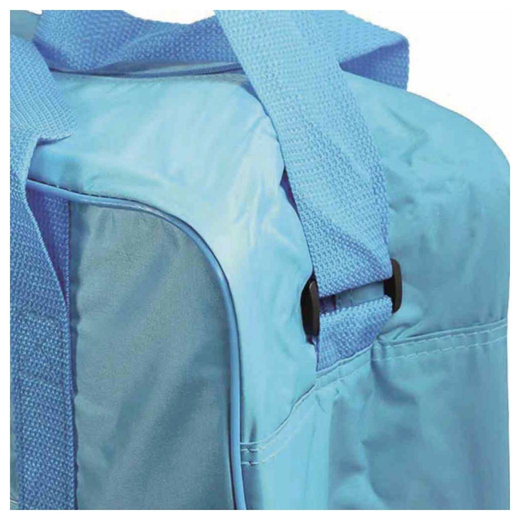 Ein blaues Stoffstück mit einer Naht und einem Haken zeigt Details einer Tasche oder eines Rucksacks.