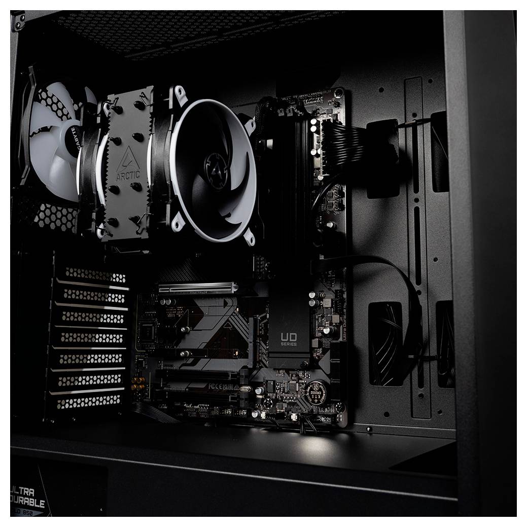 Computer-Innenleben mit Mainboard, Lüftern, RAM und verschiedenen angeschlossenen Kabeln, gut organisiert.