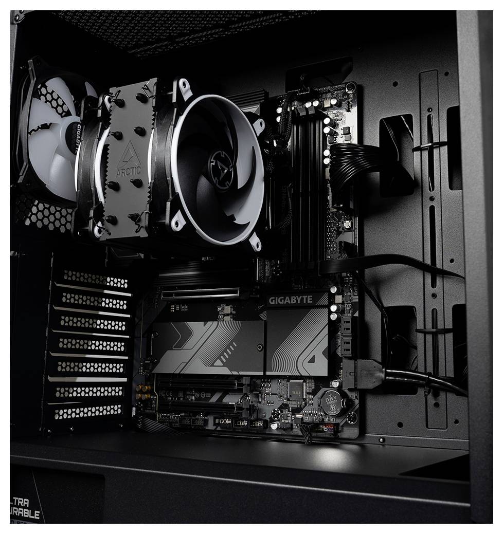 Ein offener Computer mit einem Motherboard der Marke Gigabyte und einem installierten Prozessorkühler. Kabelmanagement ist sichtbar.