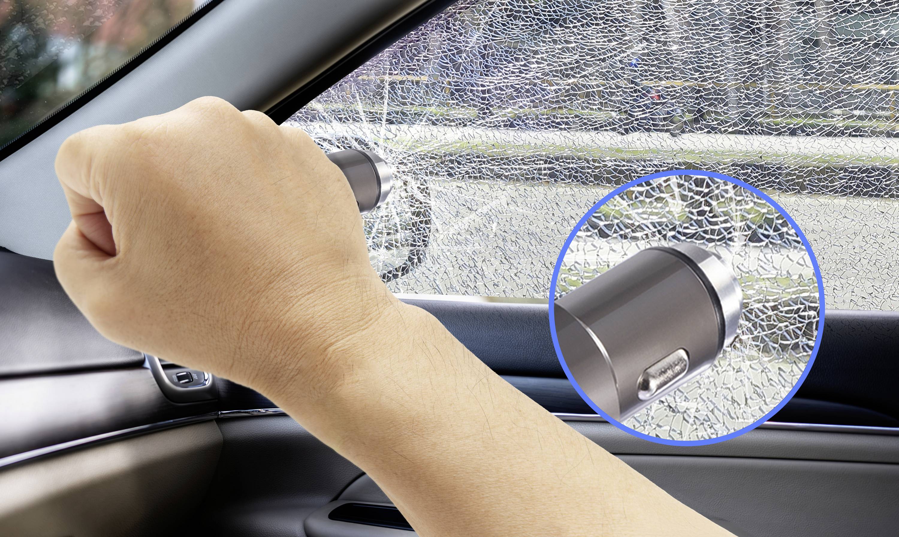 Eine Faust mit einem Notfallhammer schlägt gegen das Autofenster, das zersplittert ist. Ein vergrößertes Bild zeigt den Hammerkopf.