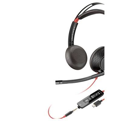 Headset mit Ohrmuscheln und Mikrofon, verbunden mit einem Steuergerät zur Lautstärkeregelung und Stummschaltung; Kabel mit USB-Stecker.
