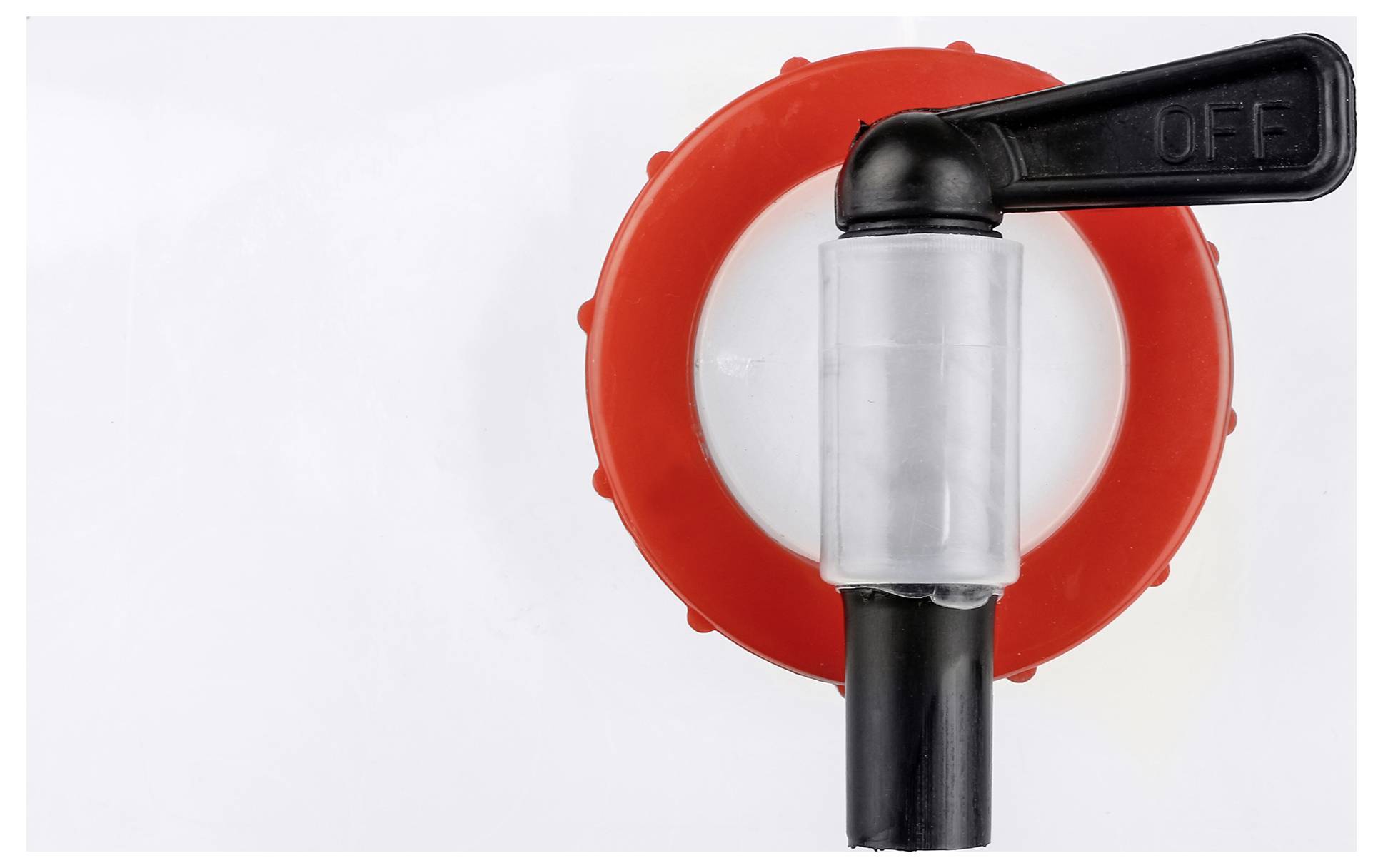 Ein rotes Absperrventil mit schwarzem Hebel in der Position 'OFF', sichtbar von oben; es wird häufig zur Steuerung des Wasserflusses verwendet.