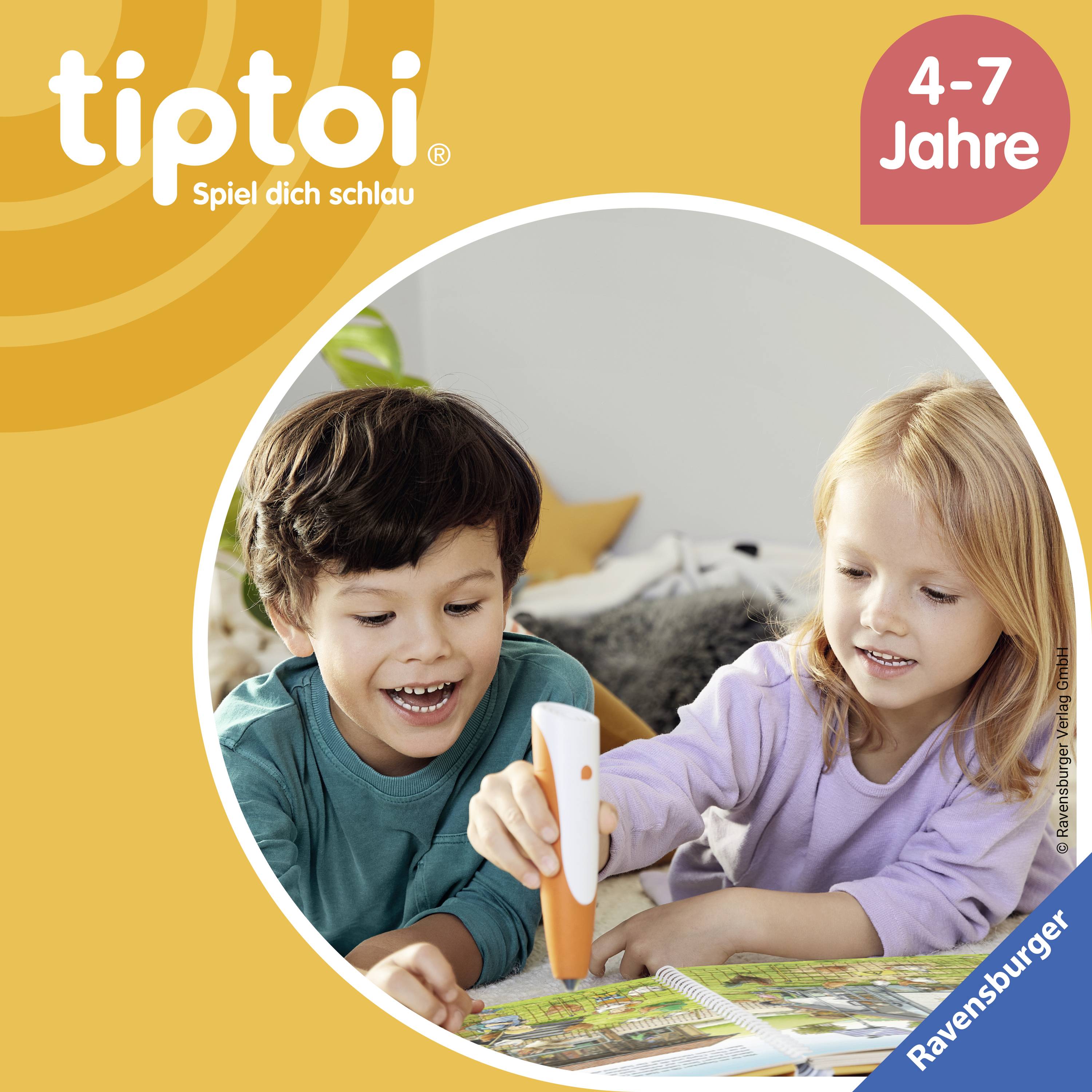 Zwei lächelnde Kinder spielen mit einem Tiptoi-Stift und Buch. Links sitzt ein Junge im grünen Shirt, rechts ein Mädchen im lila Pullover.