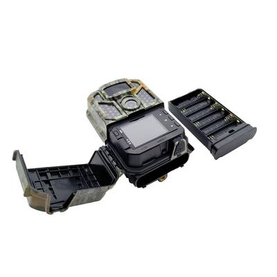 Eine aufklappbare Wildkamera mit sichtbarem Batteriefach und Display, die für die Überwachung von Tieren in der Natur verwendet wird.