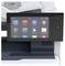 Ein Drucker mit einem Touchscreen-Display, das verschiedene Funktionen wie 'Kopieren', 'E-Mail', 'Scannen' und 'Geräte' zeigt.