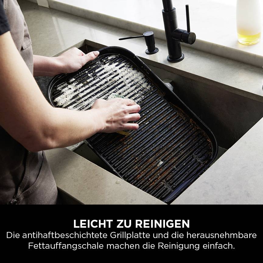 Eine Person reinigt eine Grillplatte im Waschbecken. Untertitel: 'Leicht zu reinigen. Die Antihaftbeschichtung vereinfacht die Reinigung.'
