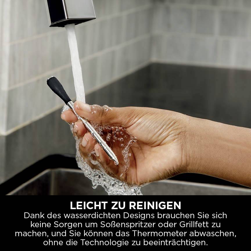 Hand spült Grillzubehör unter einem Wasserhahn; darunter Text: 'Dank des wasserdichten Designs leicht zu reinigen'.
