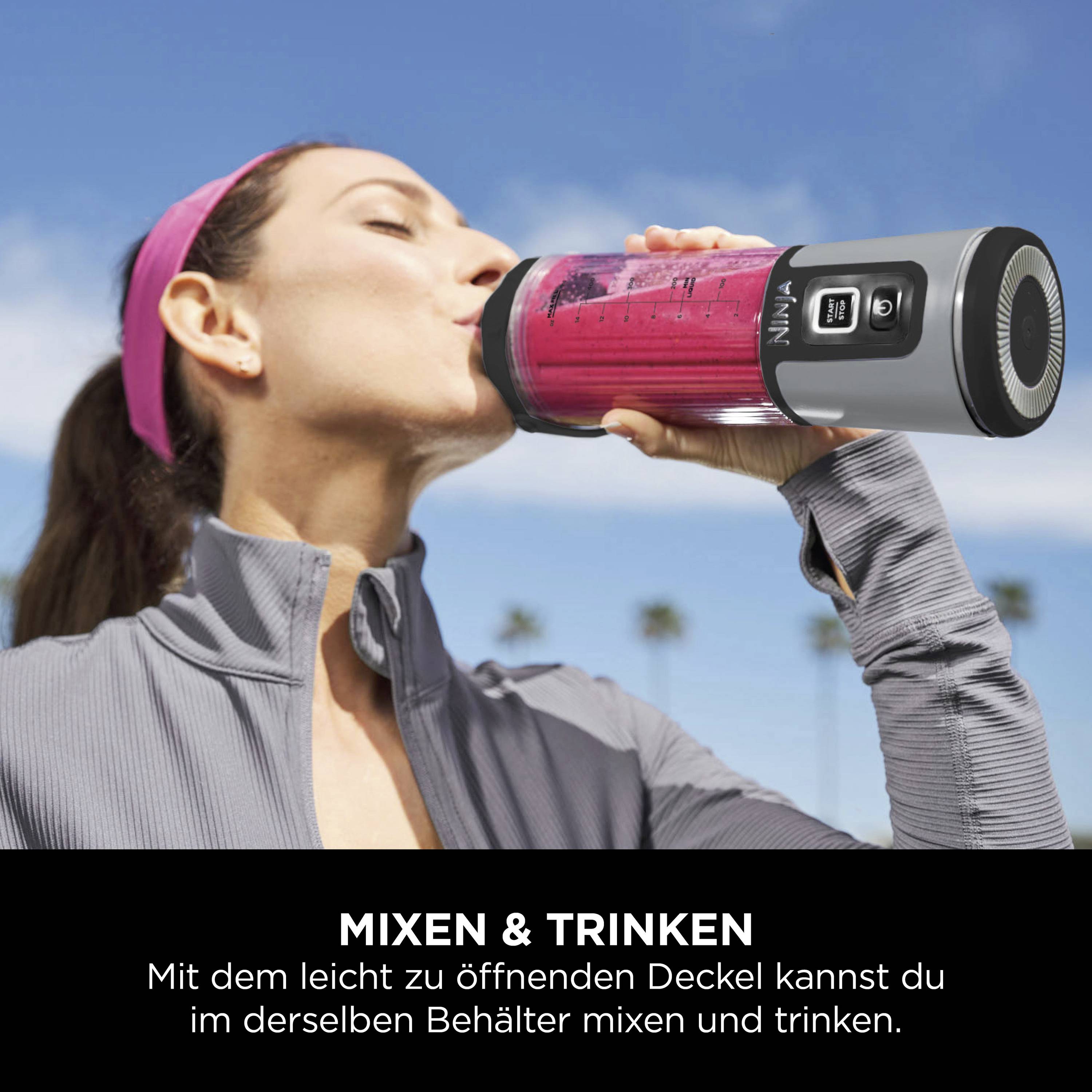 Eine Person trinkt aus einer tragbaren Mixerflasche. Unten steht: 'Mixen & Trinken. Mit dem leicht zu öffnenden Deckel kannst du im derselben Behälter mixen und trinken.'