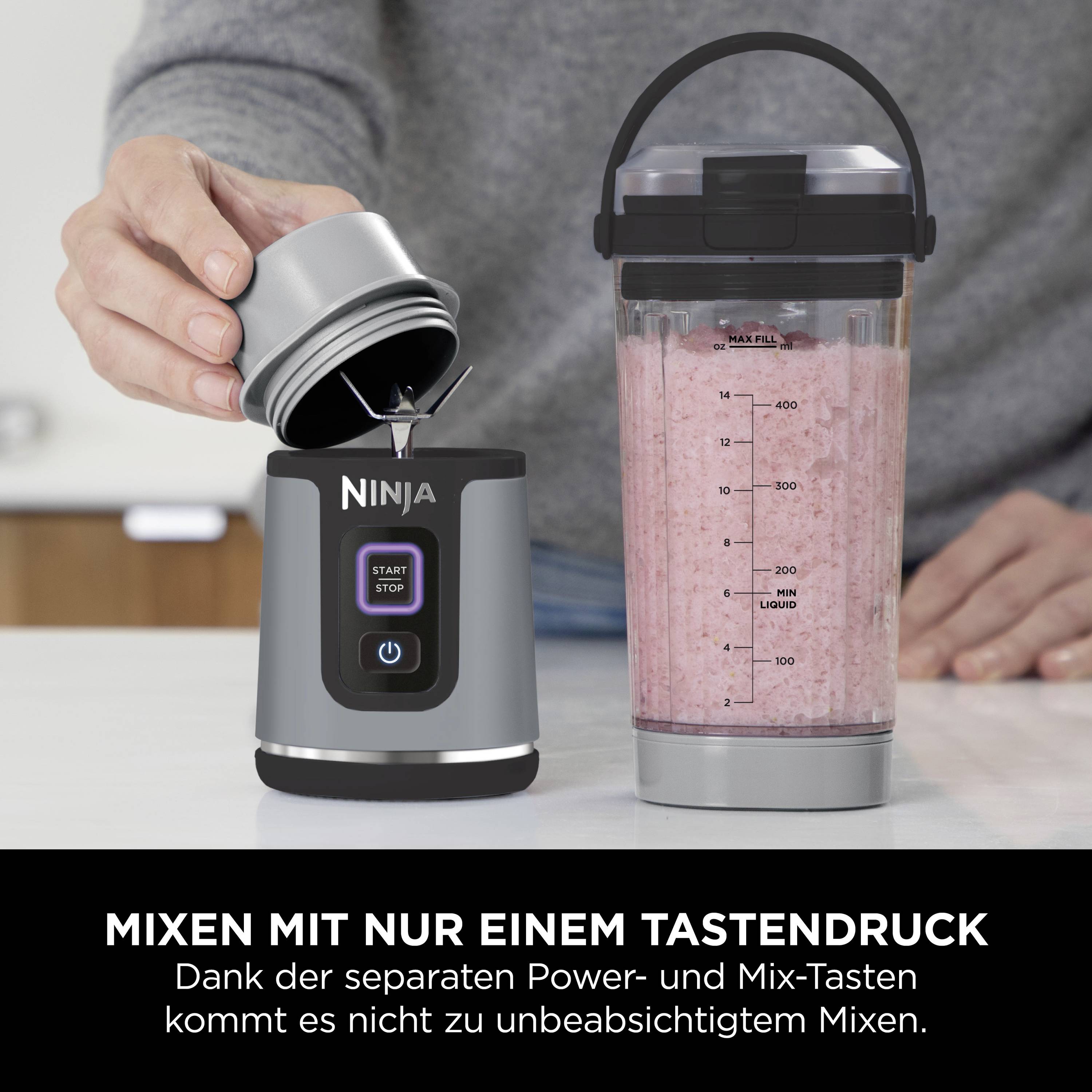 Person füllt Mixerbehälter auf, linker Hand den Deckel haltend. Daneben steht ein elektrischer Mixer. Text unten: 'Mixen mit nur einem Tastendruck'.
