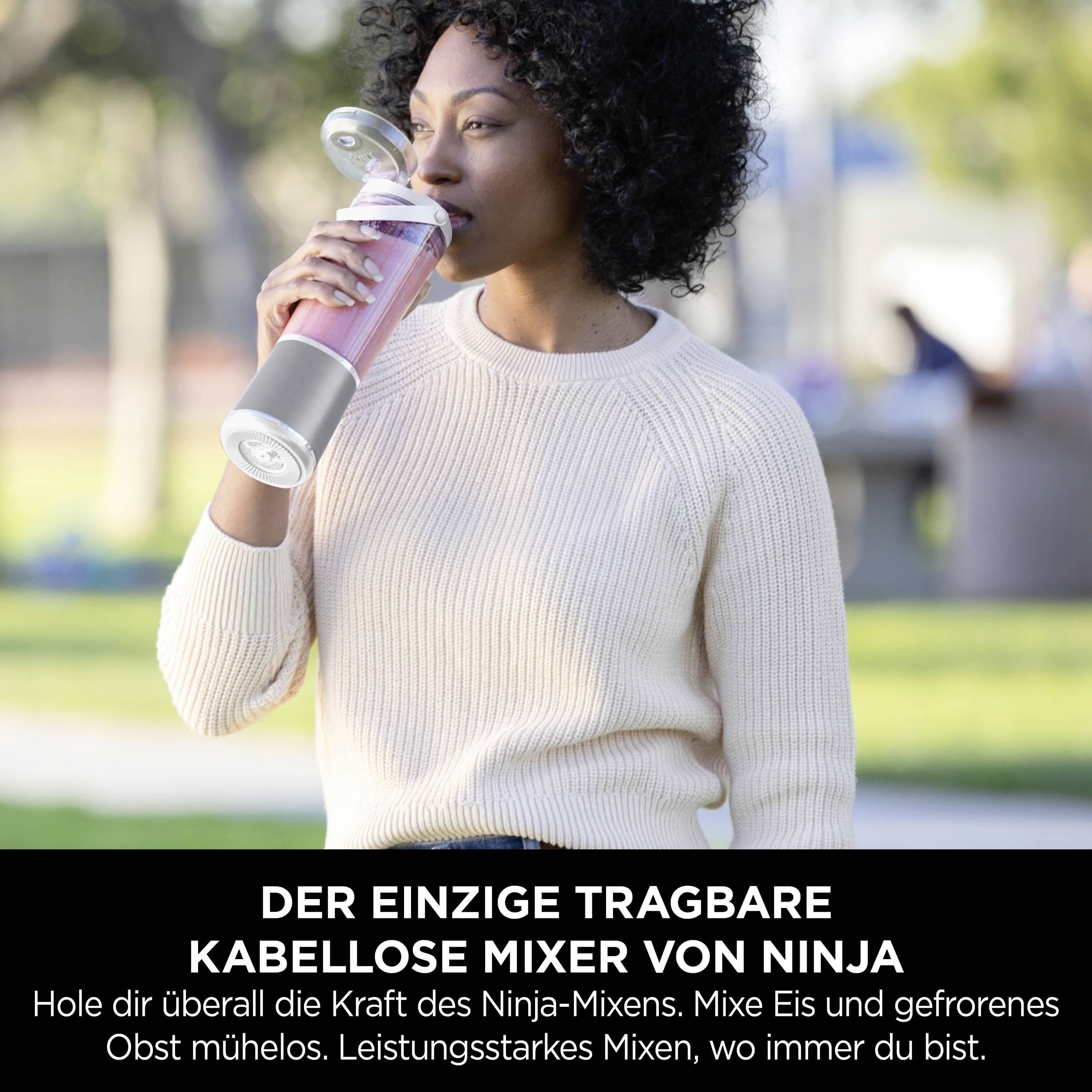 Frau genießt Smoothie aus tragbarem Mixer. Text unten betont die Vielseitigkeit und Stärke des kabellosen Ninja-Mixers.