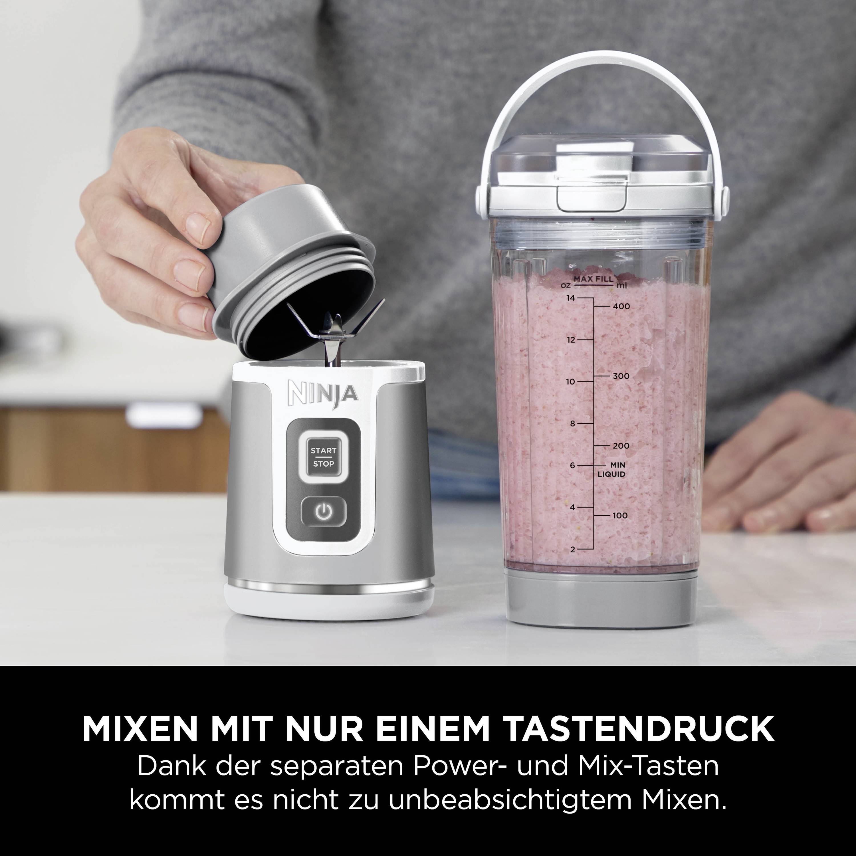 Kompakter Mixer mit Getränkebehälter; Person legt Deckel auf. Text unten: 'Mixen mit nur einem Tastendruck'.