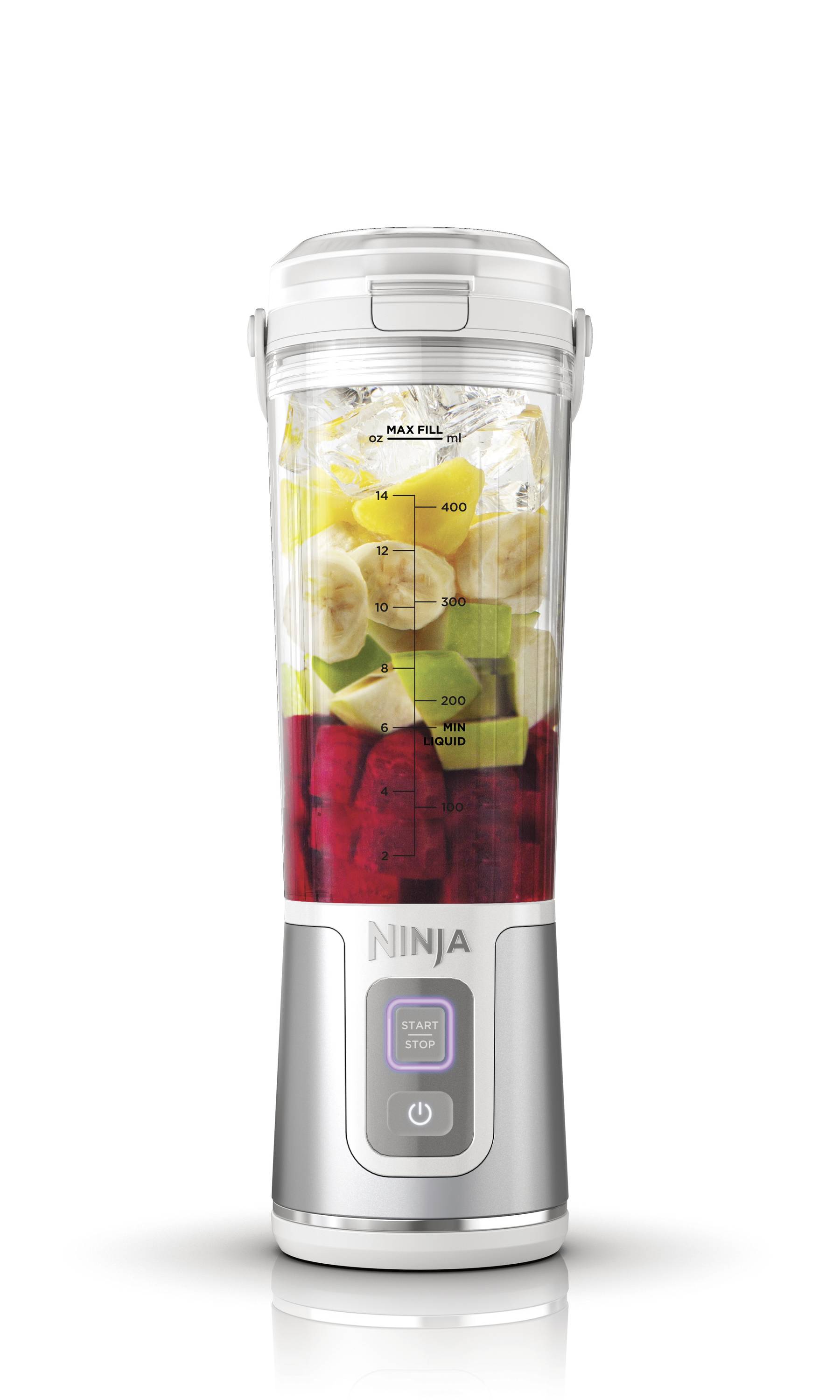Ein Mixer mit mehreren Fruchtstücken, darunter Bananen, Kiwis und rote Früchte, zeigt den maximalen Füllstand und ist bereit zum Mixen.
