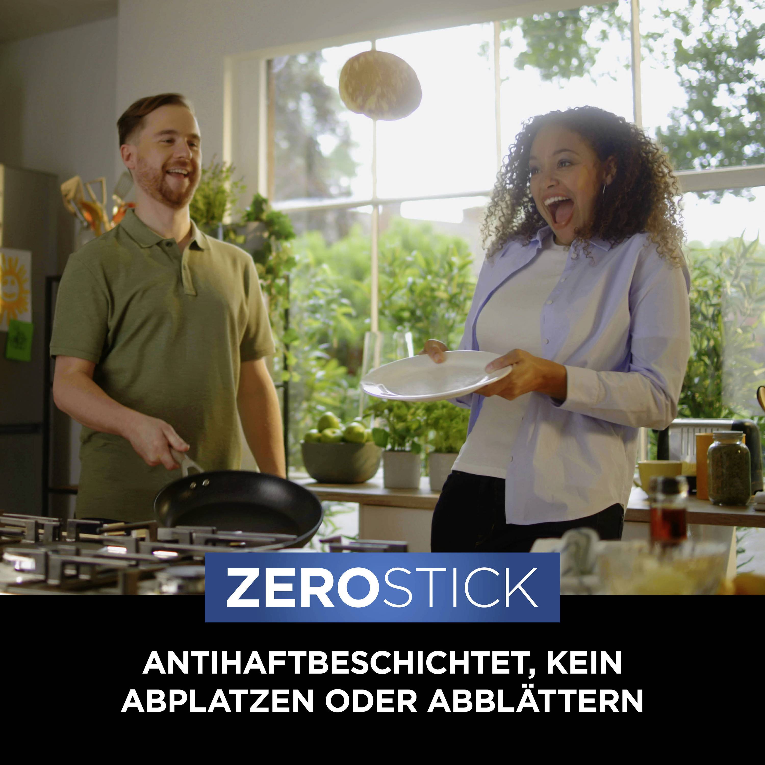 Mann und Frau in moderner Küche mit Pfanne. Text: 'Antihaftbeschichtet, kein Abplatzen oder Abblättern'.