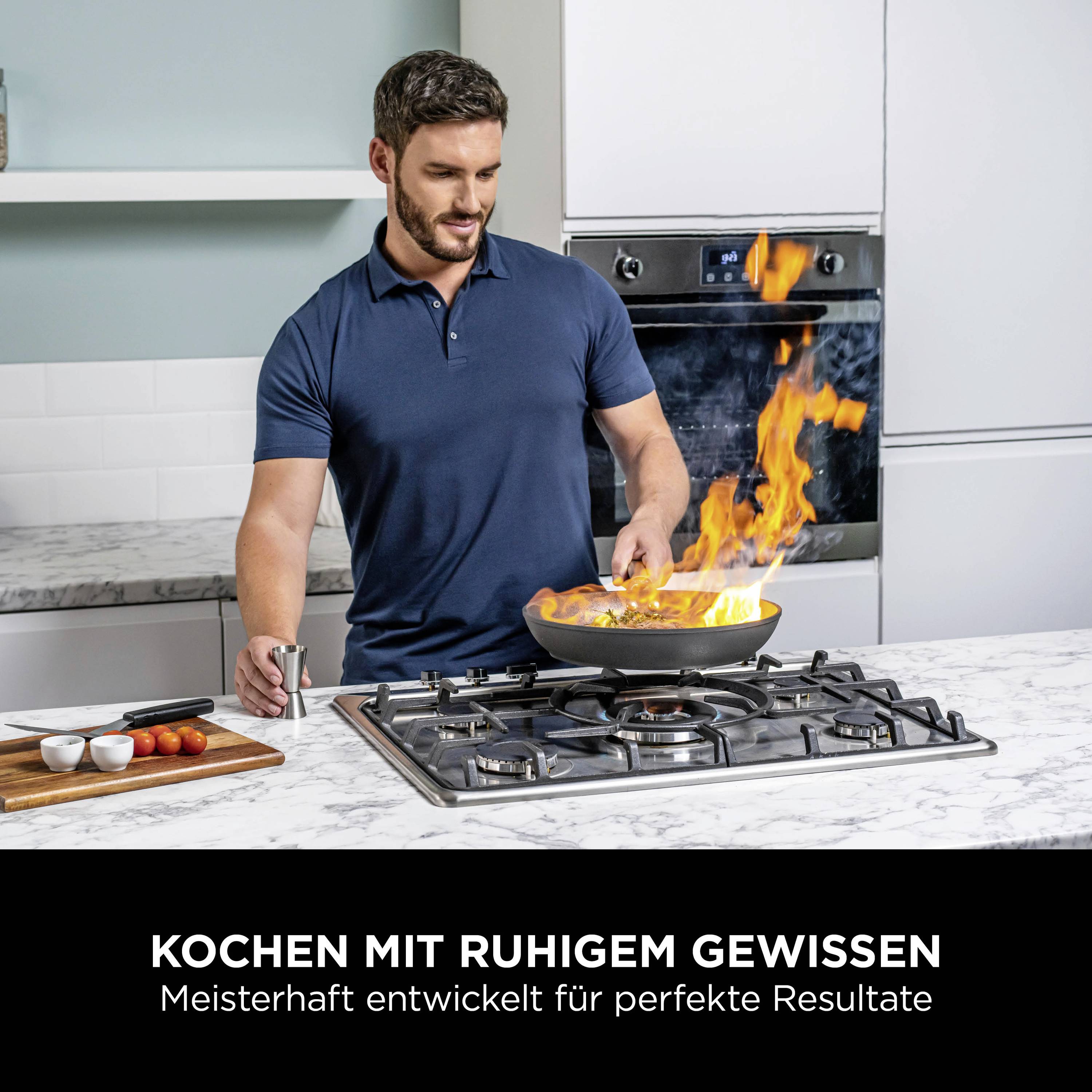Ein Mann kocht mit einer Pfanne auf dem Herd, Flammen steigen auf. Text darunter: 'Kochen mit ruhigem Gewissen'.
