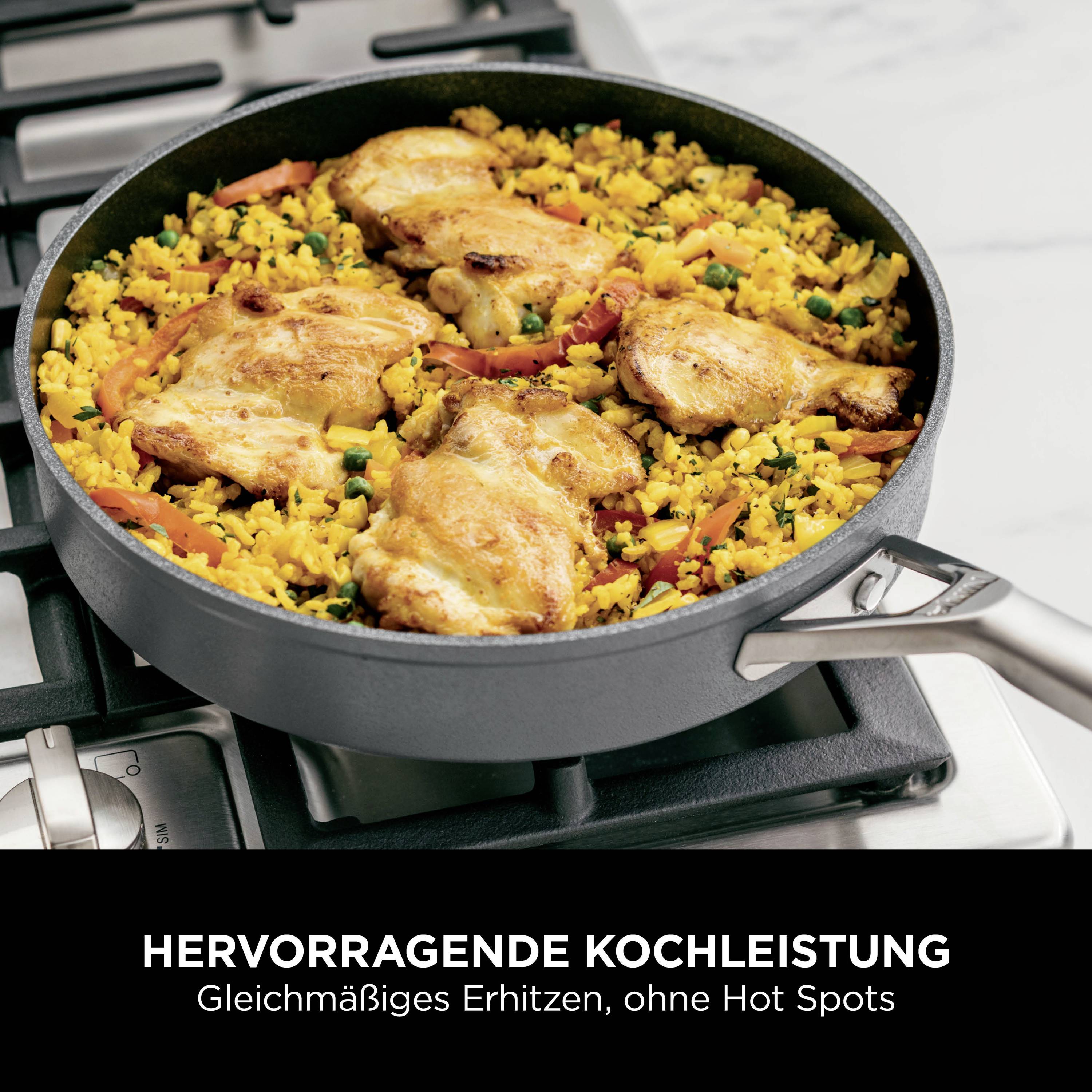 Eine Pfanne mit Reisgericht und Hähnchenstücken auf einem Herd. Darunter steht der Text 'Hervorragende Kochleistung - Gleichmäßiges Erhitzen, ohne Hot Spots'.