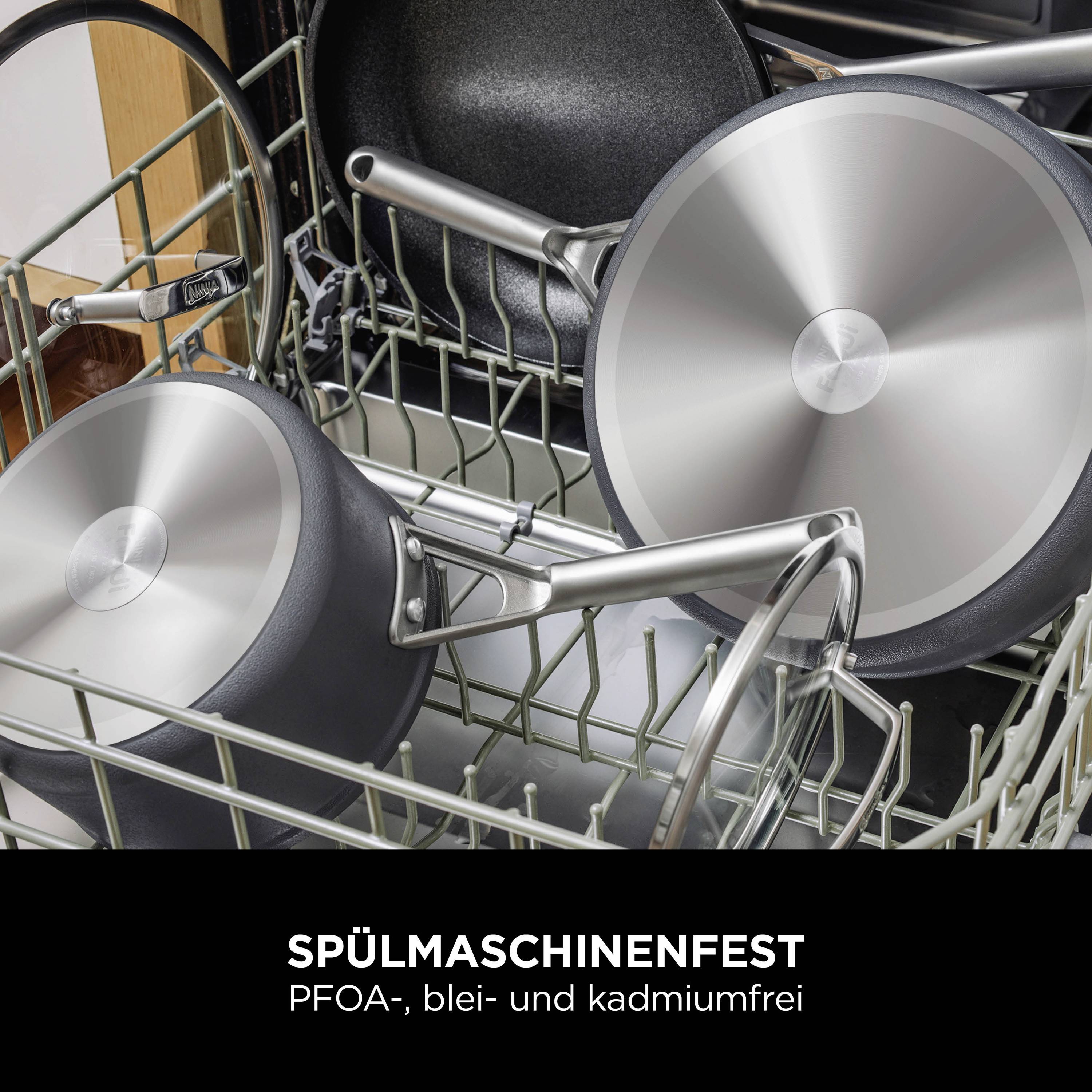 Pfannen in einer Spülmaschine. Text auf dem Bild: 'Spülmaschinenfest, PFOA-, blei- und cadmiumfrei'.