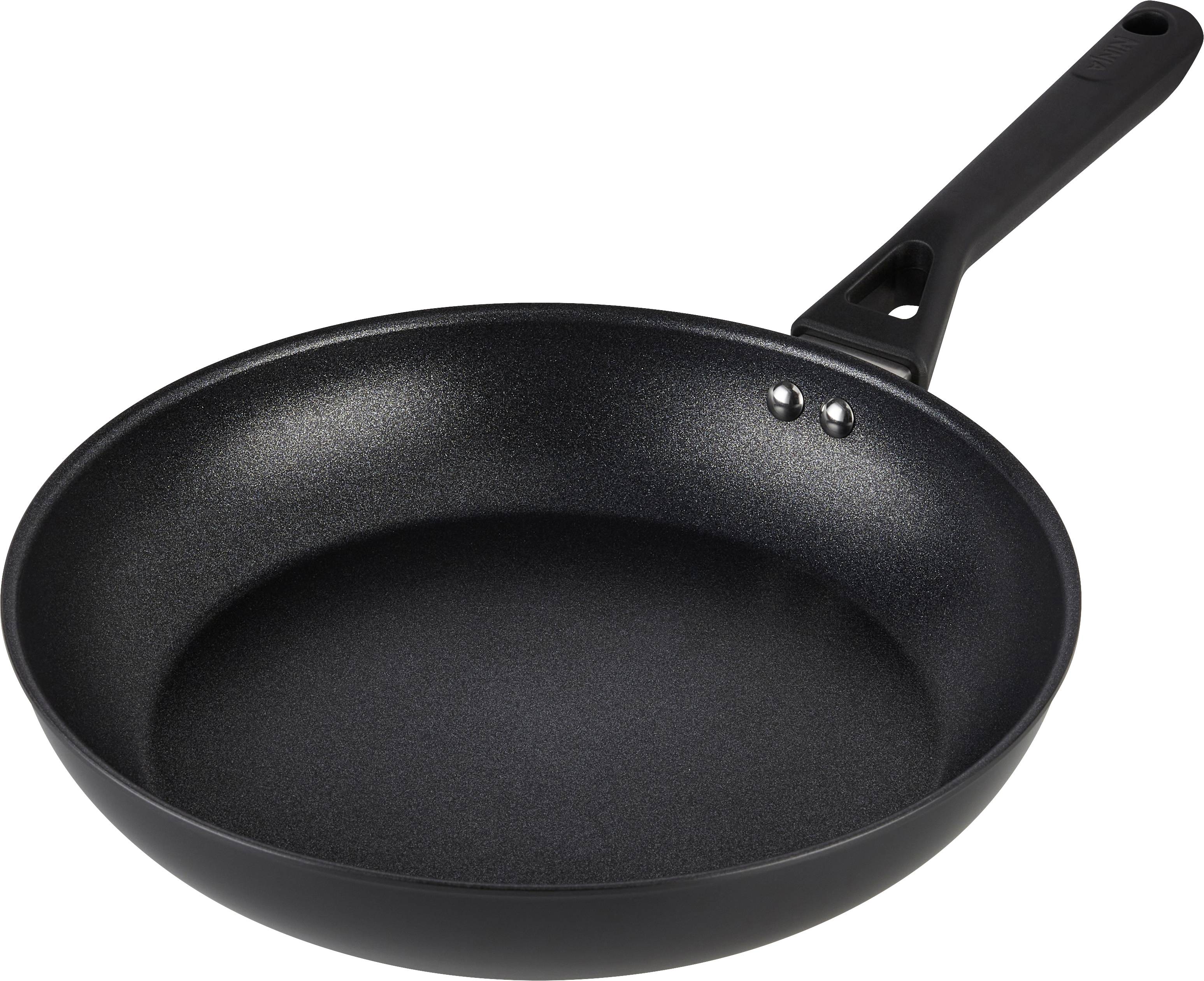 Schwarze Bratpfanne mit glattem, rundem Boden und einem langen Griff, geeignet zum Kochen oder Braten auf dem Herd.