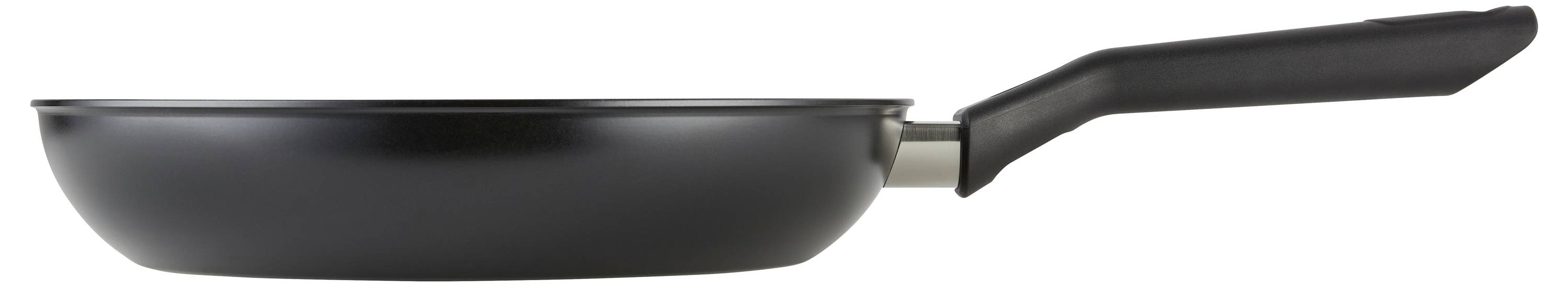 Eine schwarze Bratpfanne mit kurzem Griff, Seitenansicht.