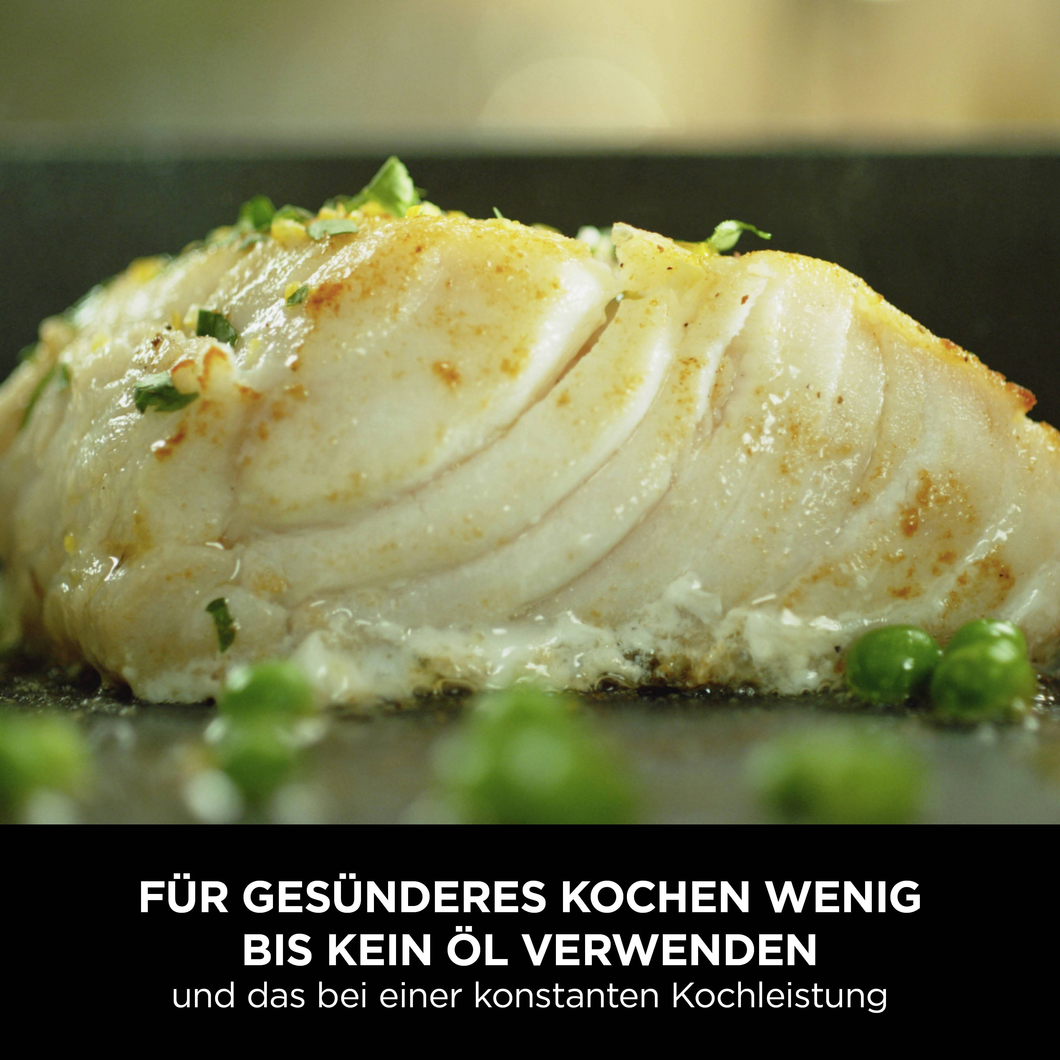 Ein gebratenes Fischfilet mit Erbsen in einer Pfanne. Text über gesünderes Kochen: 'Für gesünderes Kochen wenig bis kein Öl verwenden'.